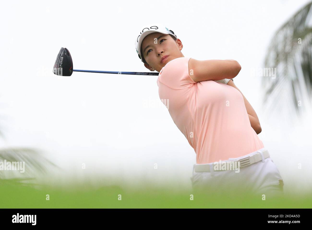 Hinako Shibuno del Giappone gioca un colpo durante il quarto round del campionato mondiale di donne HSBC al Sentosa Golf Club il 6 marzo 2022 a Singapore. (Foto di Suhaimi Abdullah/NurPhoto) Foto Stock