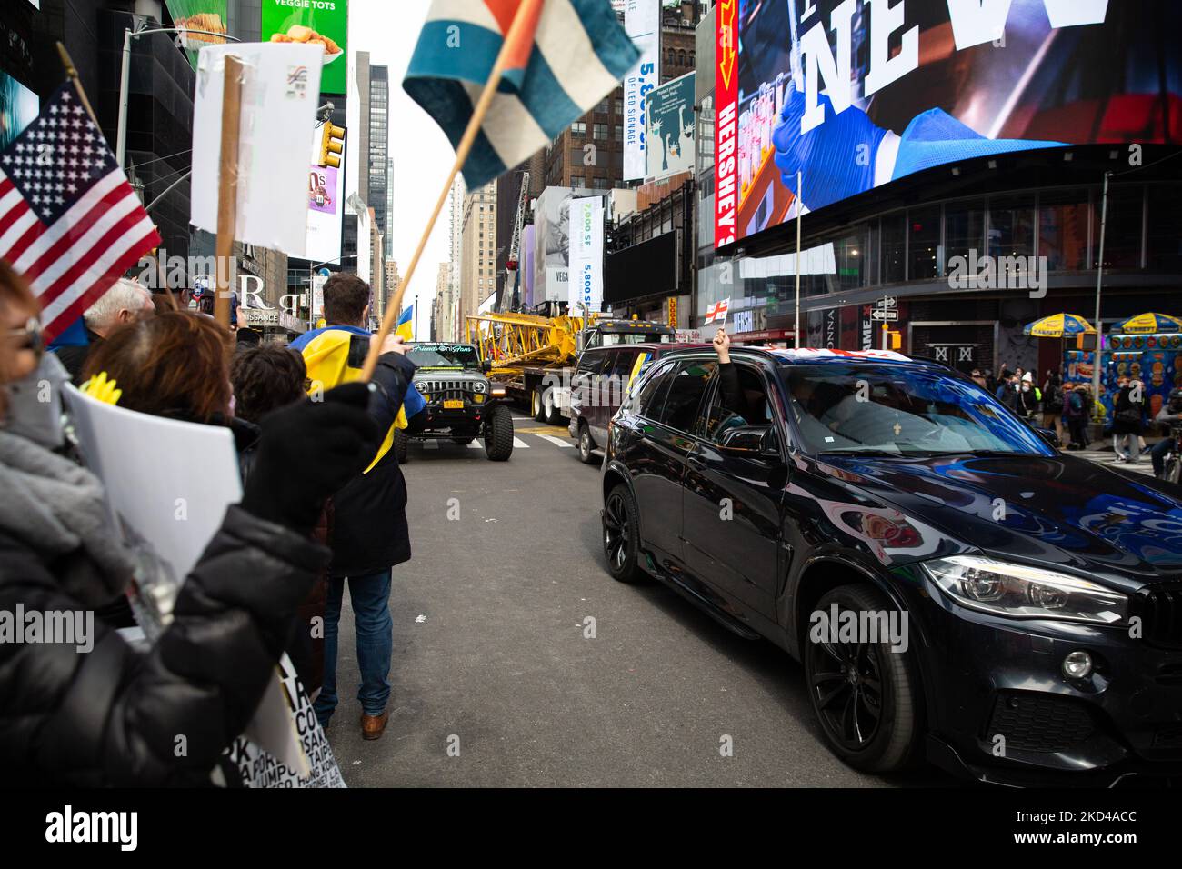 Oltre mille ucraini-americani e i loro alleati hanno inondato Times Square il 5 marzo 2022 chiedendo alla NATO di implementare una zona di non volo sull’Ucraina. Una carovana di auto circondava la piazza, mentre echeggia la folla che canta ''no-fly zone!'' si sentiva da isolati di distanza. (Foto di Karla Ann Cote/NurPhoto) Foto Stock