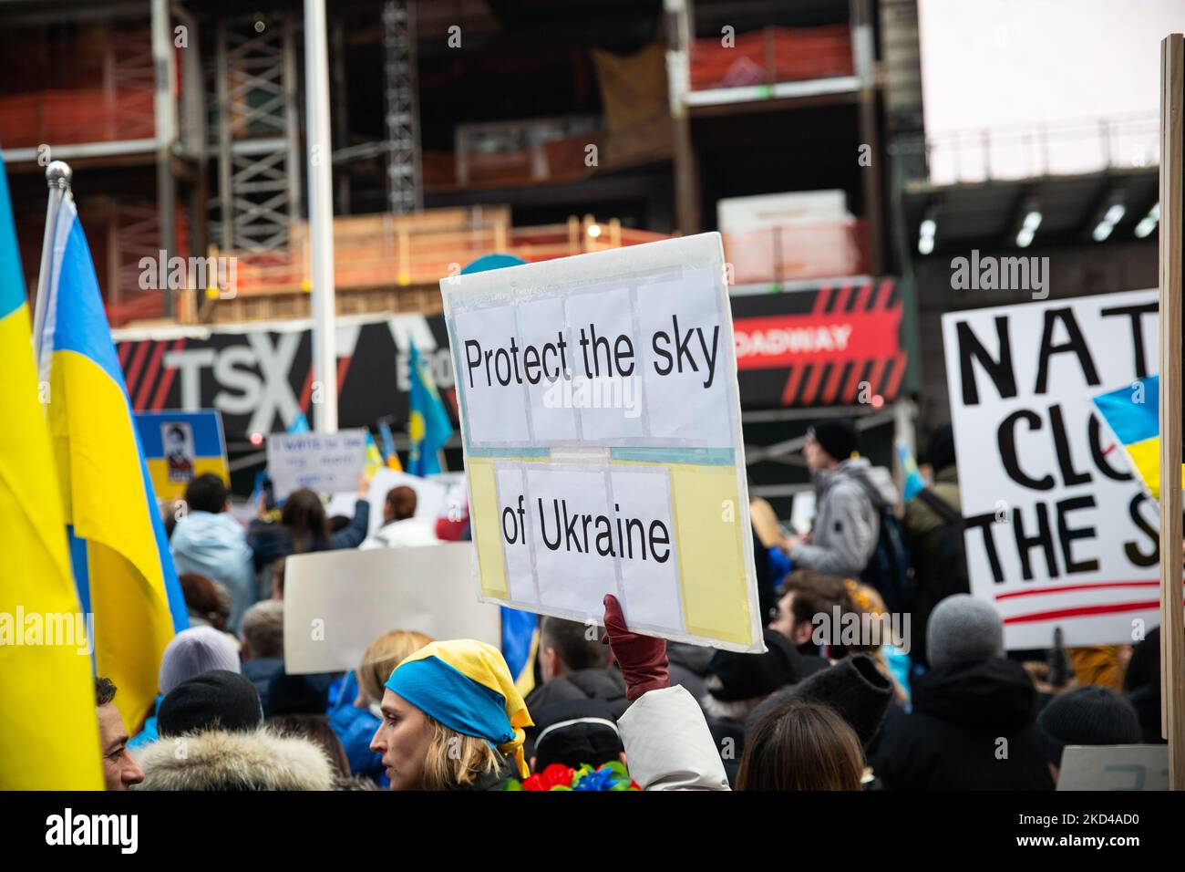 Oltre mille ucraini-americani e i loro alleati hanno inondato Times Square il 5 marzo 2022 chiedendo alla NATO di implementare una zona di non volo sull’Ucraina. Una carovana di auto circondava la piazza, mentre echeggia la folla che canta ''no-fly zone!'' si sentiva da isolati di distanza. (Foto di Karla Ann Cote/NurPhoto) Foto Stock