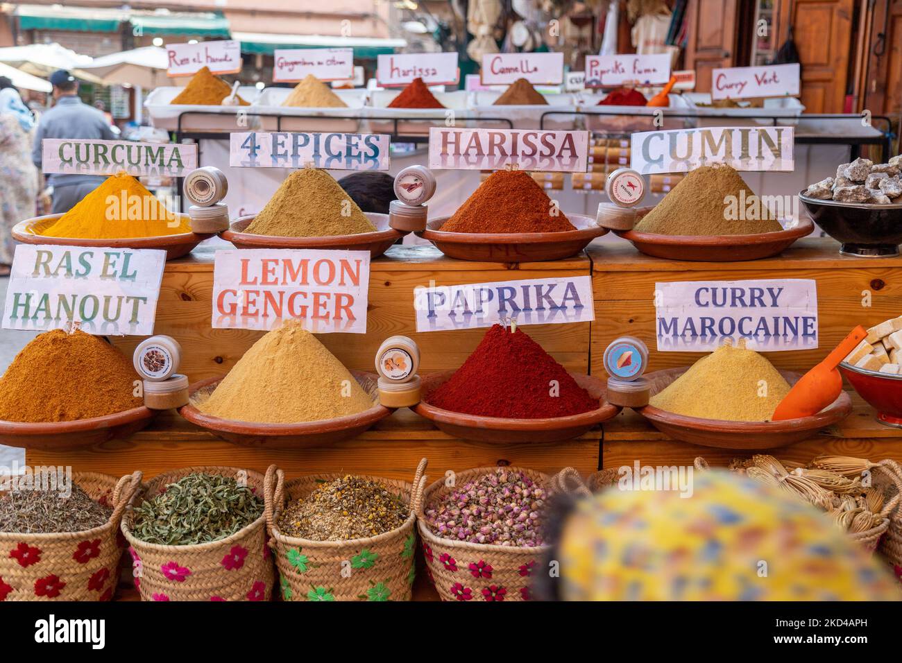 MARRAKECH, MAROCCO - 3rd NOV 22: Spezie, erbe e altri prodotti in un negozio di mercato nella Medina o Marrakech in Marocco. La gente può essere vista vicino alla sta Foto Stock