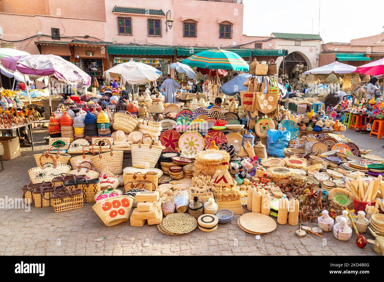 MARRAKECH, MAROCCO - 3rd NOV 22: Una bancarella nella Medina di Marrakech che vende cestini in vimini, borse, ciotole e altri oggetti. La gente può essere vista nea Foto Stock