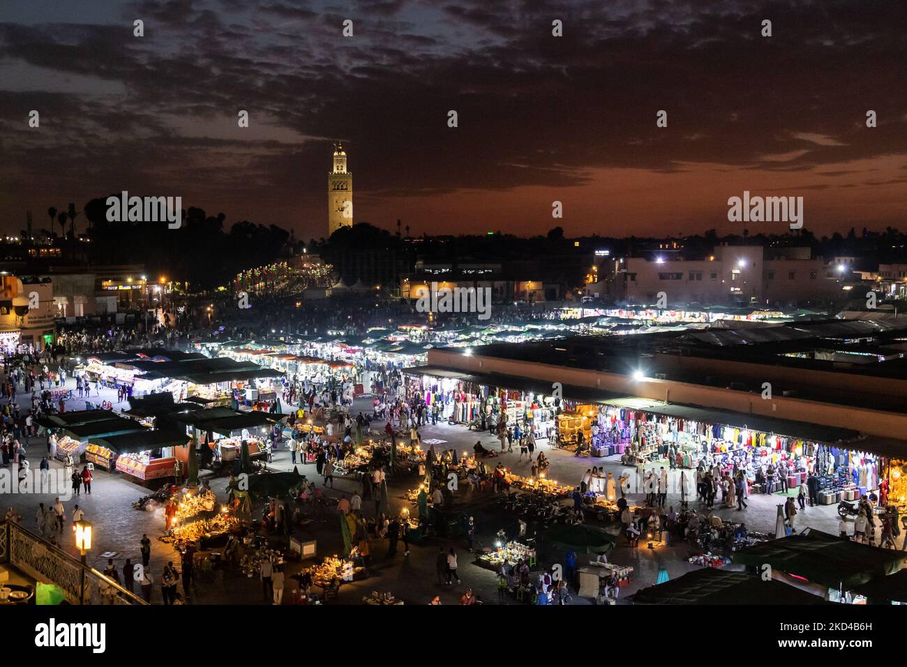 MARRAKECH, MAROCCO - 3rd NOV 22: Vista aerea su Jemaa el-Fna nella Medina di Marrakech di notte. Molte persone possono essere viste. Foto Stock