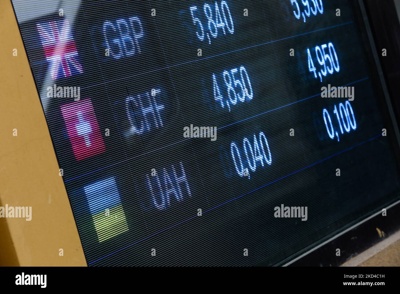 I prezzi della sterlina britannica, dell'hryvnia Ucraina e del franco svizzero sono visti sul bordo nel cambio di valuta in Przemysl, Polonia il 5 marzo 2022. (Foto di Jakub Porzycki/NurPhoto) Foto Stock