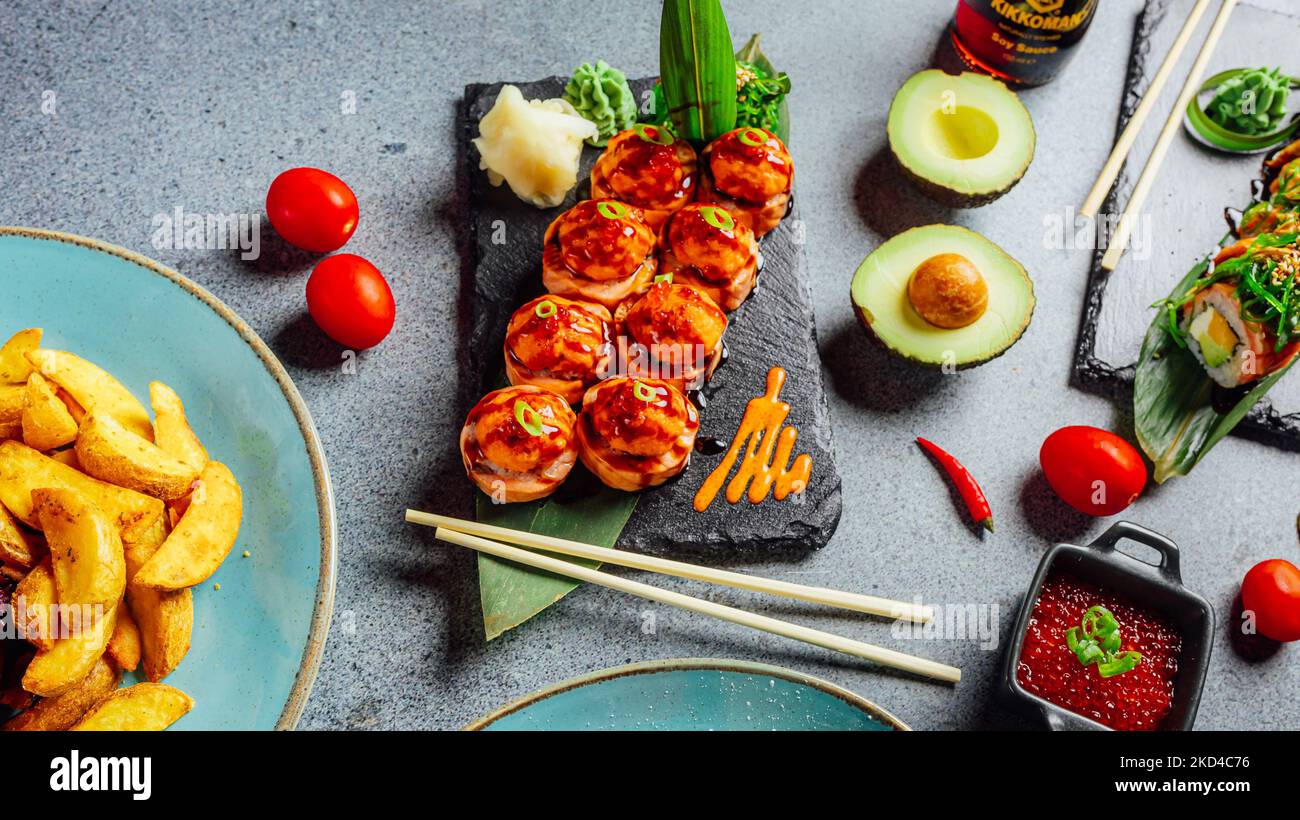 Fotografia alimentare di takoyaki su piastra isolata su sfondo