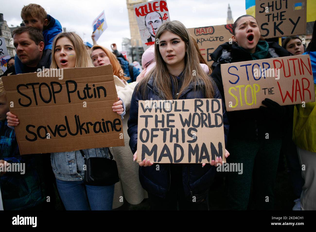 Gli attivisti pro-Ucraina che protestano contro l'invasione russa del paese hanno manifestato al di fuori delle Camere del Parlamento nella Piazza del Parlamento a Londra, in Inghilterra, il 6 marzo 2022. (Foto di David Cliff/NurPhoto) Foto Stock