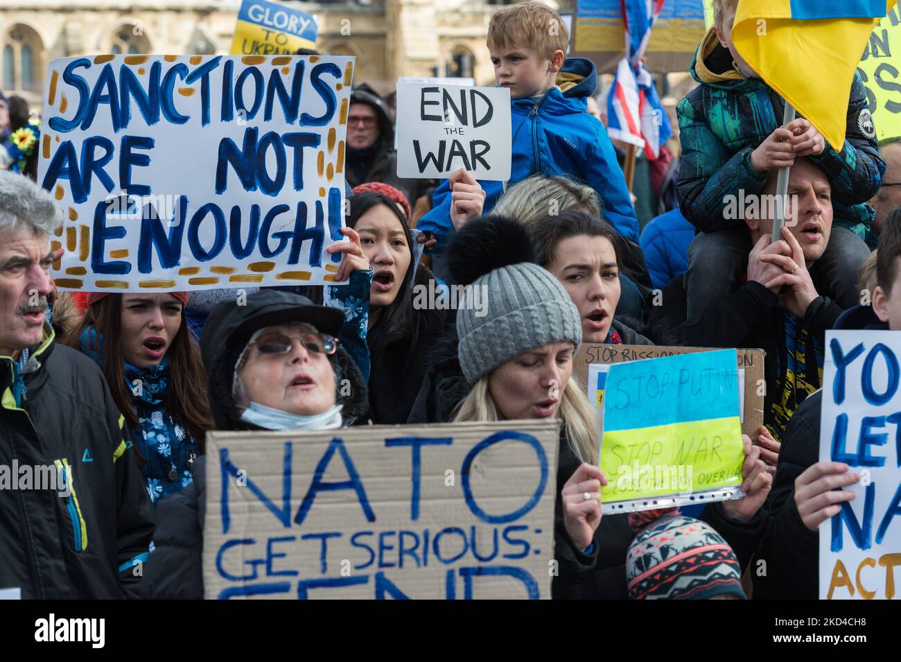 LONDRA, REGNO UNITO - 06 MARZO 2022: Il popolo ucraino e i suoi sostenitori si sono dimostrati in Piazza del Parlamento chiedendo al governo britannico di sostenere l'Ucraina fornendo sistemi di difesa aerea e antimissile, attuando ulteriori sanzioni, tra cui il divieto del commercio di energia, Esclusione di tutte le banche russe dalla rete di pagamento Swift e aiuto ai rifugiati il 11th° giorno dell'invasione militare russa nel territorio ucraino il 06 marzo 2022 a Londra, Inghilterra. (Foto di Wiktor Szymanowicz/NurPhoto) Foto Stock