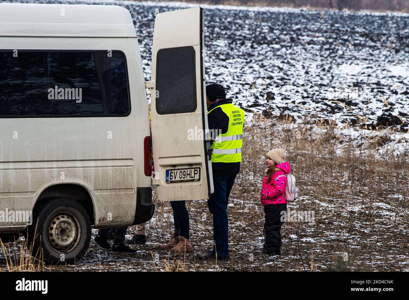 Bambini, donne e anziani in fuga dalla guerra trovano il loro primo aiuto umanitario al confine rumeno a Siret. Poi prendono un autobus e lasciano il loro paese di origine. SIRET, Romania, 5 marzo 2022. (Foto di Riccardo Fabi/NurPhoto) Foto Stock