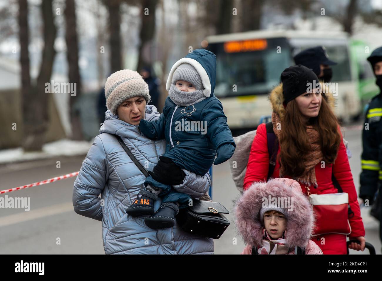 Bambini, donne e anziani in fuga dalla guerra trovano il loro primo aiuto umanitario al confine rumeno a Siret. Poi prendono un autobus e lasciano il loro paese di origine. SIRET, Romania, 5 marzo 2022. (Foto di Riccardo Fabi/NurPhoto) Foto Stock