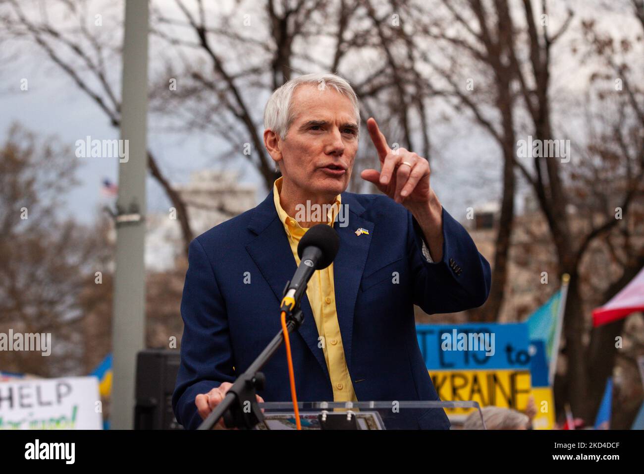 Il senatore AMERICANO Rob Portman (R-OH) parla durante un rally alla Casa Bianca. Migliaia di persone provenienti da tutti gli Stati Uniti si sono riunite per ringraziare gli Stati Uniti e altri paesi per il loro aiuto, e per chiedere una no-fly zone e altri aiuti per l’Ucraina. L'evento è stato sponsorizzato da United Help Ukraine e dal Ukranian Congress Committee of America, entrambe organizzazioni statunitensi di assistenza e di advocacy. (Foto di Allison Bailey/NurPhoto) Foto Stock
