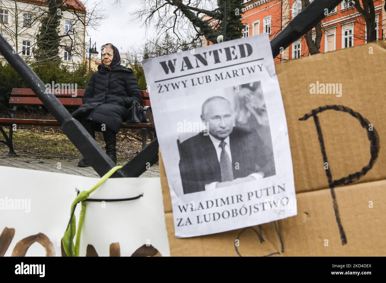 La lettura di banner "Wanted Dead or Alive Vladimir Putin for Genocide" è vista nel centro della città mentre il continuo attacco militare russo contro l'Ucraina. Przemysl, Polonia il 5 marzo 2022. (Foto di Beata Zawrzel/NurPhoto) Foto Stock