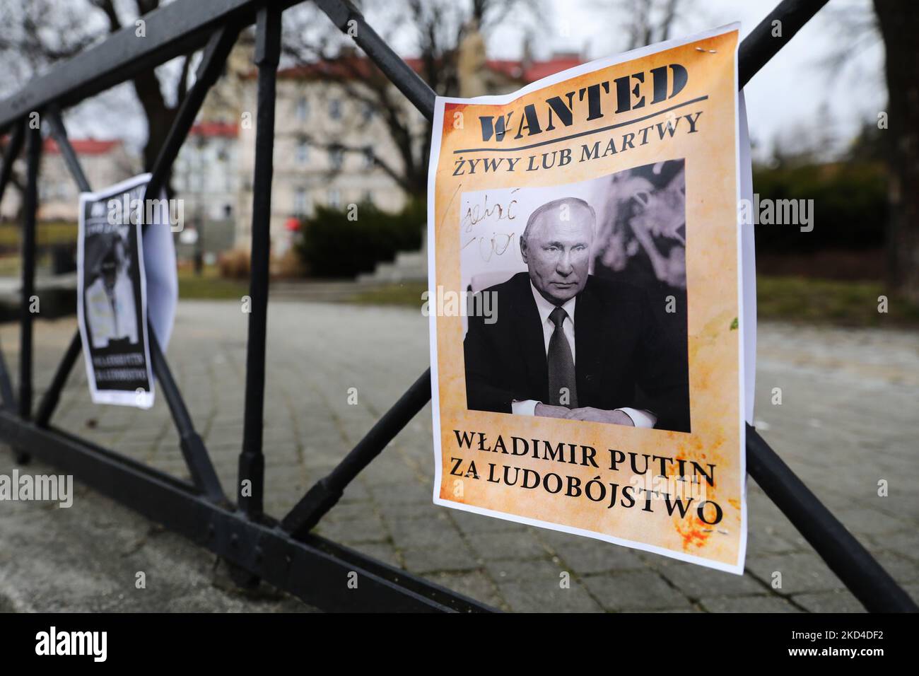 La lettura di banner "Wanted Dead or Alive Vladimir Putin for Genocide" è vista nel centro della città mentre il continuo attacco militare russo contro l'Ucraina. Przemysl, Polonia il 5 marzo 2022. (Foto di Beata Zawrzel/NurPhoto) Foto Stock