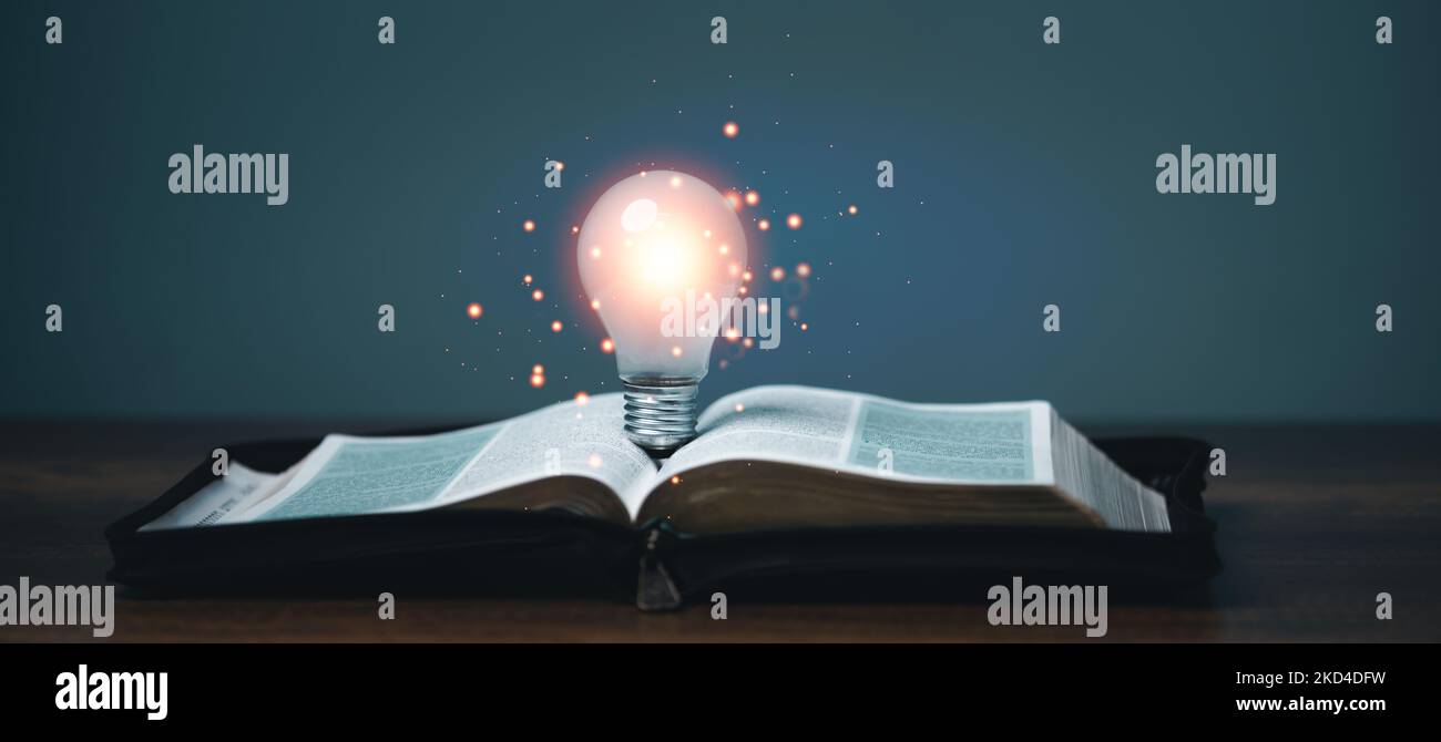 Lampadina che illumina il libro, l'idea di ​inspiration e la saggezza dalla lettura, l'idea di innovazione, l'autoapprendimento o la conoscenza di istruzione e lo studio di affari Foto Stock