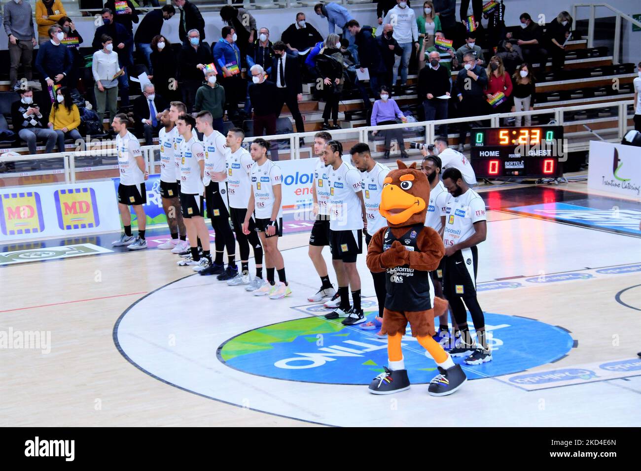 Dolomiti energia Trentino durante il Campionato Italiano di Basket Serie A Dolomiti energia Trentino vs Banco di Sardegna Sassari il 06 marzo 2022 all'Arena del Gruppo BLM di Trento (Photo by Lorena Bonapace/LiveMedia/NurPhoto) Foto Stock