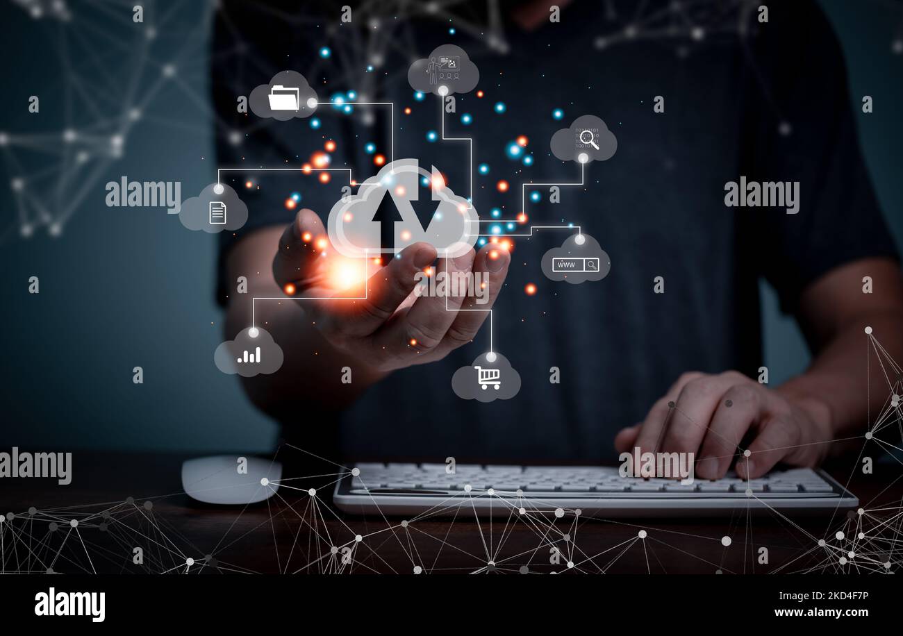 Archiviazione su cloud, rete di applicazioni per la connessione dati ai servizi digitali, trasferimento di dati a un server, servizio di hosting. Concetto di cloud basato sul Web. Business han Foto Stock