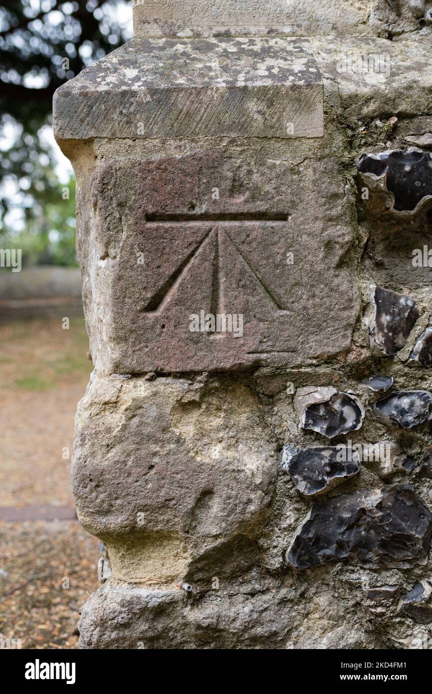 Incisione di riferimento in stile freccia del sondaggio ordnance presso la St Martins Church, Canterbury, Inghilterra, Regno Unito Foto Stock