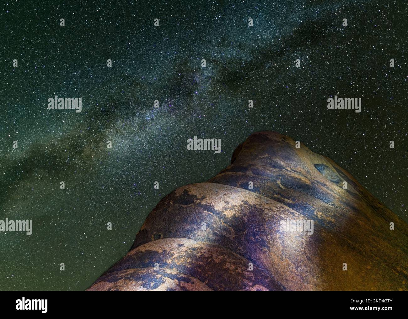 Via Lattea che si estende su antiche formazioni rocciose nella notte limpida. Foto Stock