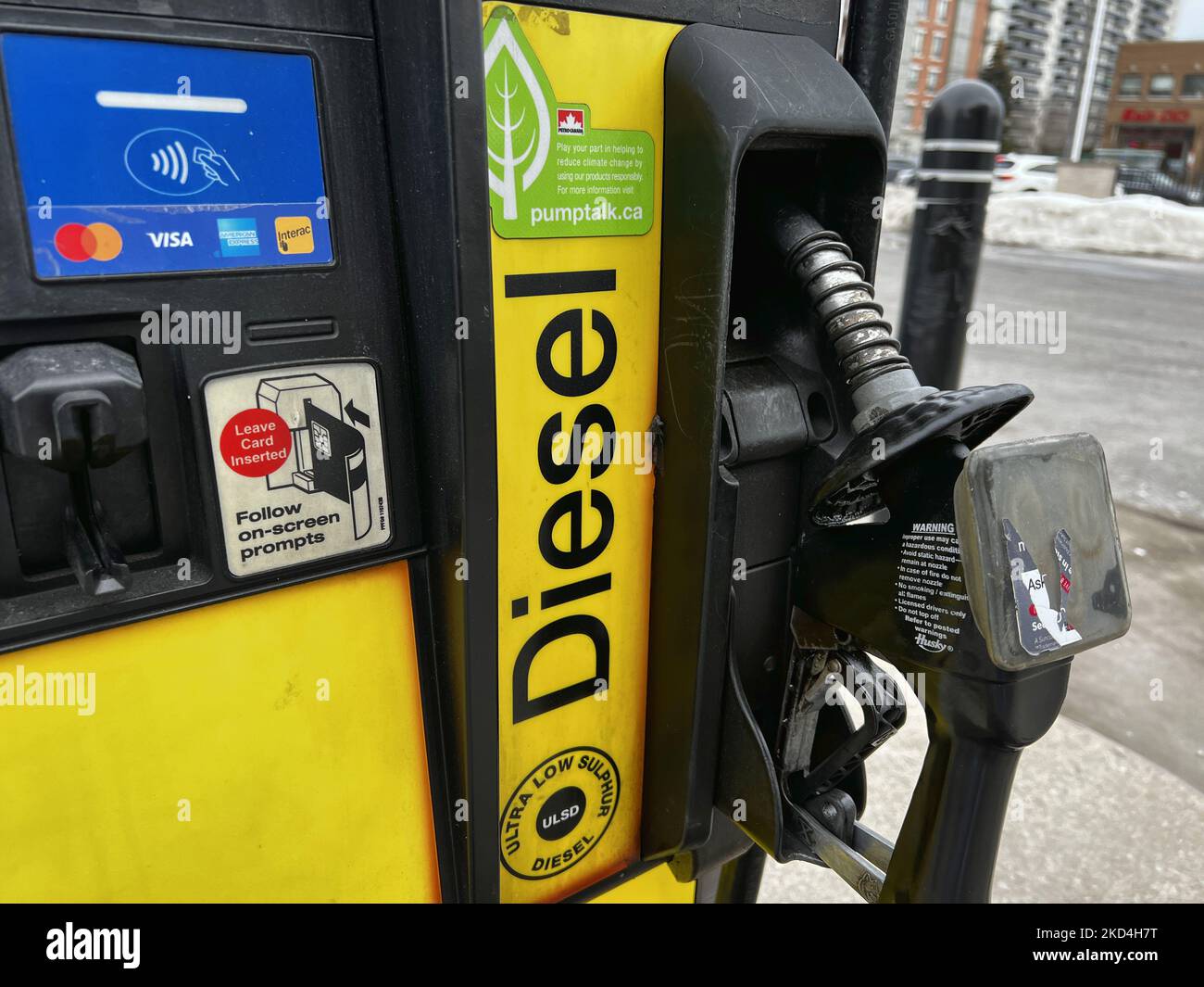 Pompa di alimentazione diesel presso una stazione di benzina Petro-Canada a Toronto, Ontario, Canada, il 05 marzo 2022. Secondo gli analisti dell'industria petrolifera, l'aumento del costo del diesel potrebbe in definitiva gonfiare i prezzi dei prodotti alimentari del 30-35%, aggravando l'inflazione del Canada. Gli ontariani hanno visto i prezzi della benzina salire a livelli record sulla scia della decisione della Russia di invadere l'Ucraina e anche i prezzi del diesel sono stati in una traiettoria al rialzo tra le tensioni geopolitiche e sono ora saliti di cinque centesimi questa settimana. Gli esperti prevedono che l'aumento del costo del carburante probabilmente porterà l'inflazione ai livelli che abbiamo 'probabilmente Foto Stock