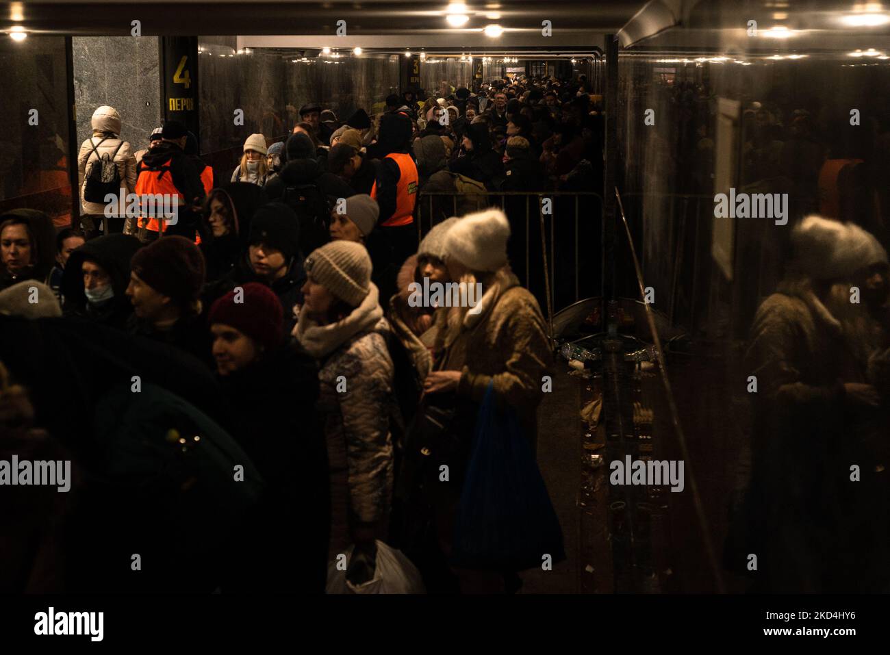 Gli uomini dicono Arrivederci alle loro mogli, figlie, figli e madri nella stazione centrale di Leopoli, Ucraina, domenica (6th). Da quando la Russia ha invaso il paese il 24th febbraio, agli uomini ucraini di età compresa tra i 18 e i 60 anni è stato vietato di lasciare il paese. Oltre 11 giorni di conflitto, più di 1,5 milioni di persone - soprattutto donne e bambini - hanno lasciato l'Ucraina invasa, circa la metà delle quali alla vicina Polonia (Foto di Gustavo basso/NurPhoto) Foto Stock