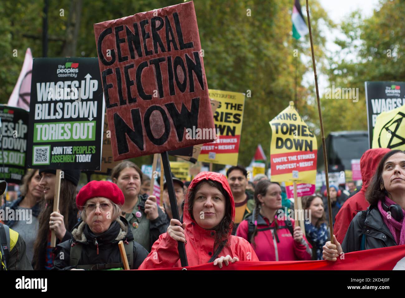 Ebankment, Londra, Regno Unito. 5th novembre 2022. Migliaia assembley a Embankment una dimostrazione nazionale richiede un'elezione generale ora marzo a Trafalgar Square per un rally. Foto Stock