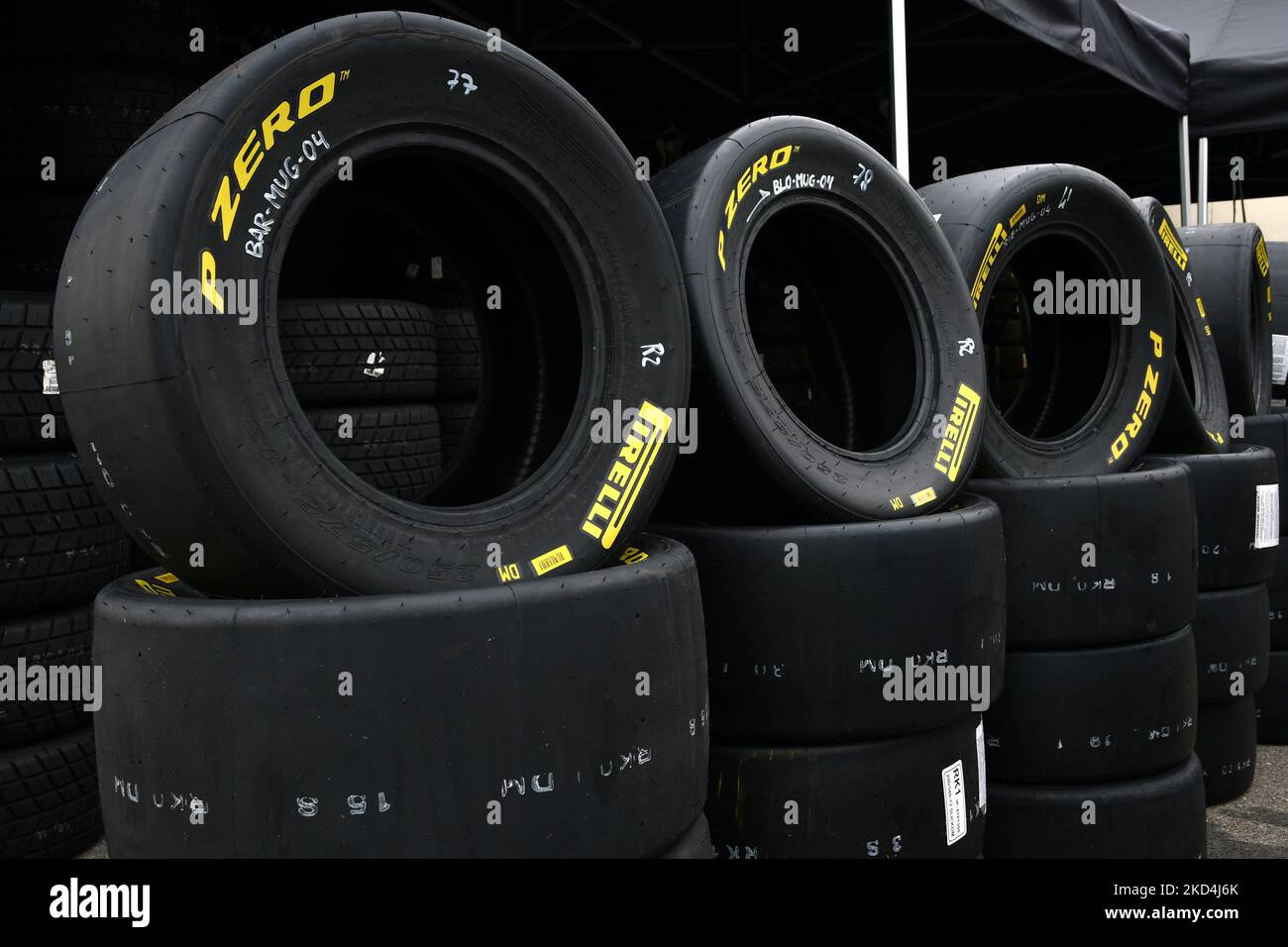 Scarperia, Italia, 21 ottobre 2022 - pneumatici Pirelli gialli nel paddock del circuito del Mugello durante il weekend ACI CSAI Racing 2022. Foto Stock
