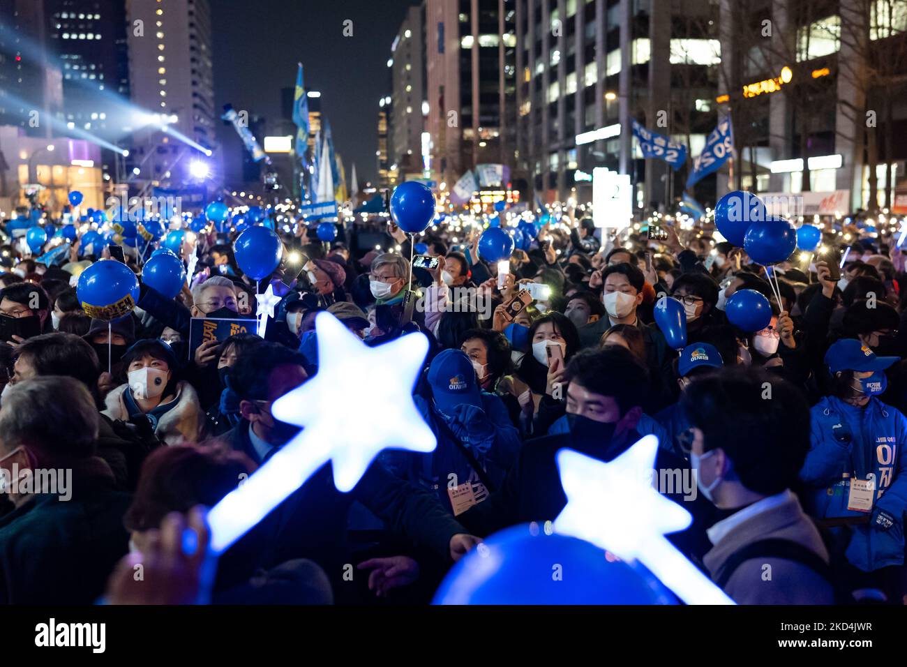 Migliaia di sostenitori di Lee Jae-myung, candidato presidenziale al governo del Partito democratico, si rallegrano durante l’ultimo giorno di una campagna elettorale il 08 marzo 2022 a Seoul, Corea del Sud. (Foto di Chris Jung/NurPhoto) Foto Stock