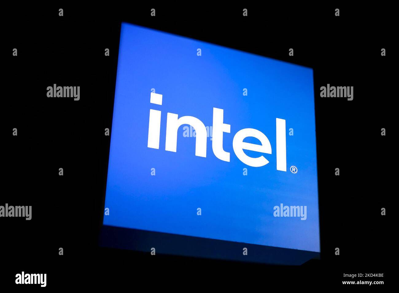 Il logo Intel è stato esposto allo stand Intel durante il Mobile World Congress (MWC), la più grande fiera del settore dedicata ai dispositivi mobili, 5G, IOT, intelligenza artificiale e big data, celebrata a Barcellona il 3 marzo 2022 a Barcellona, Spagna. (Foto di Joan Cros/NurPhoto) Foto Stock