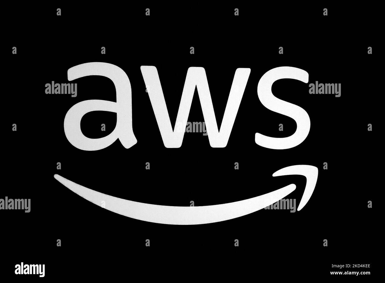 Il logo Amazon AWS è stato esposto allo stand Amazon durante il Mobile World Congress (MWC), la più grande fiera del settore dedicata ai dispositivi mobili, 5G, IOT, ai e big data, celebrata a Barcellona il 3 marzo 2022 a Barcellona, Spagna. (Foto di Joan Cros/NurPhoto) Foto Stock