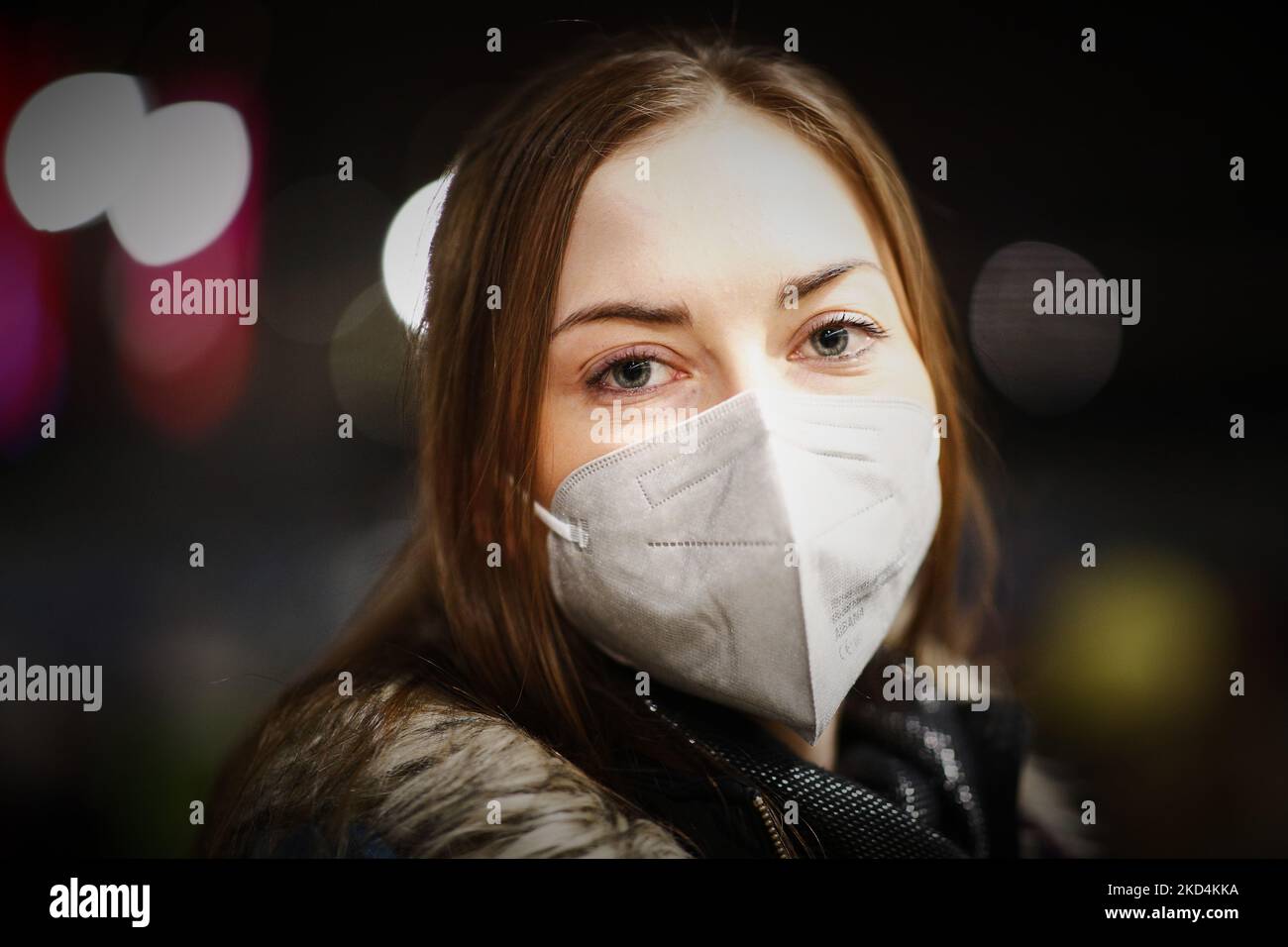 Justyna, un medico junior di 26 anni è visto in questo ritratto alla stazione ferroviaria est di Varsavia, Polonia, il 08 marzo 2022. Acoording ai professionisti medici che aiutano i rifugiati dall'Ucraina molti soffrono dai problemi comuni quali la diarrea e lo sforzo tuttavia un certo numero inoltre soffre i traumi e 'si aspettano le bombe cadere 'dopo la fuga dalla violenza dell'invasione russa. (Foto di Str/NurPhoto) Foto Stock