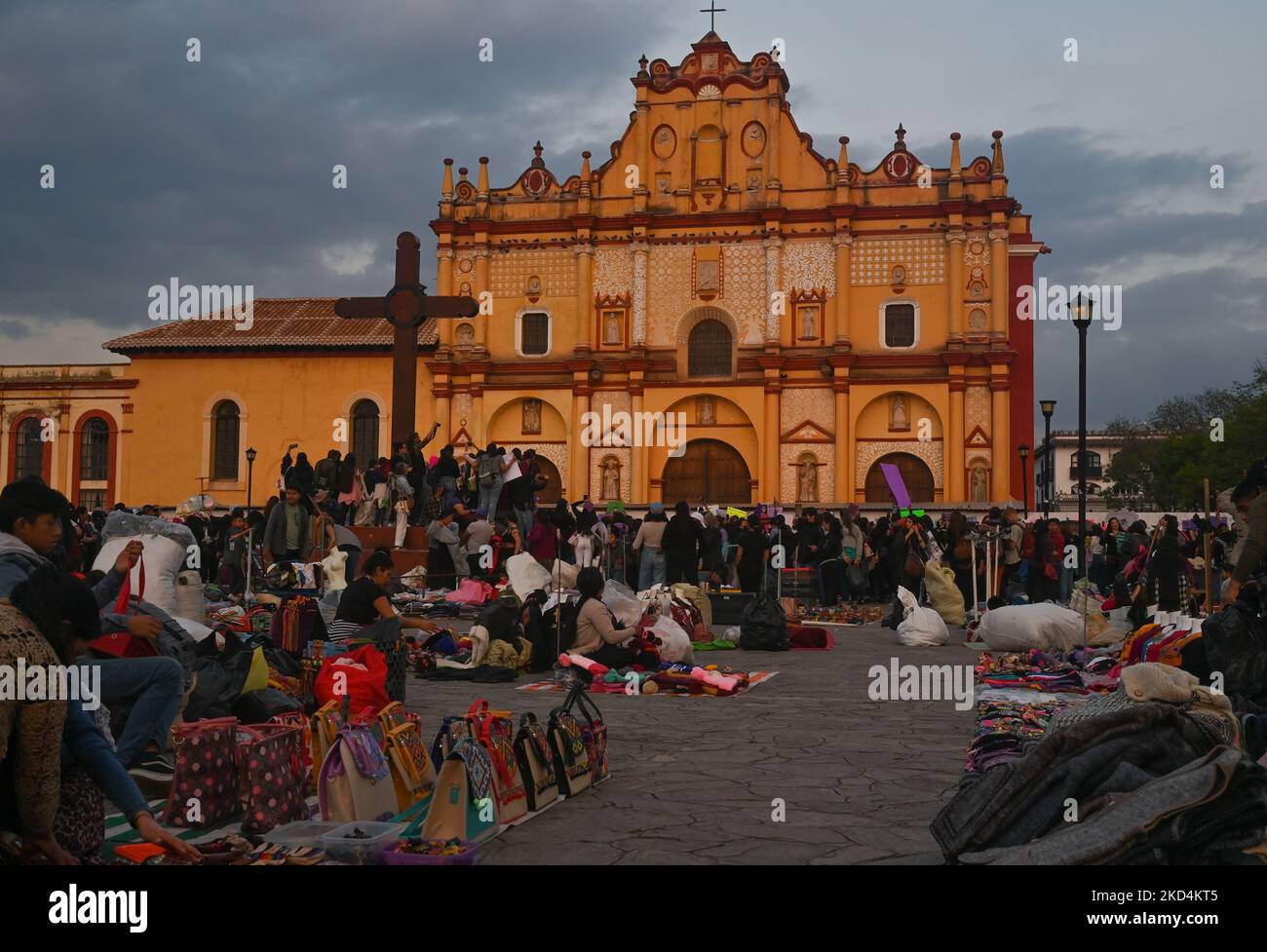 I manifestanti si mescolano con la gente del posto mentre si preparano per il tradizionale mercato serale di fronte alla cattedrale. Centinaia di donne hanno marciato attraverso il centro di San Cristobal de las Cacas in occasione della Giornata internazionale della donna, chiedendo la fine della femminicidi e di altre violenze di genere in Chiapas e Messico. Martedì 8 marzo 2022 a San Cristobal de las Casas, Chiapas, Messico. (Foto di Artur Widak/NurPhoto) Foto Stock