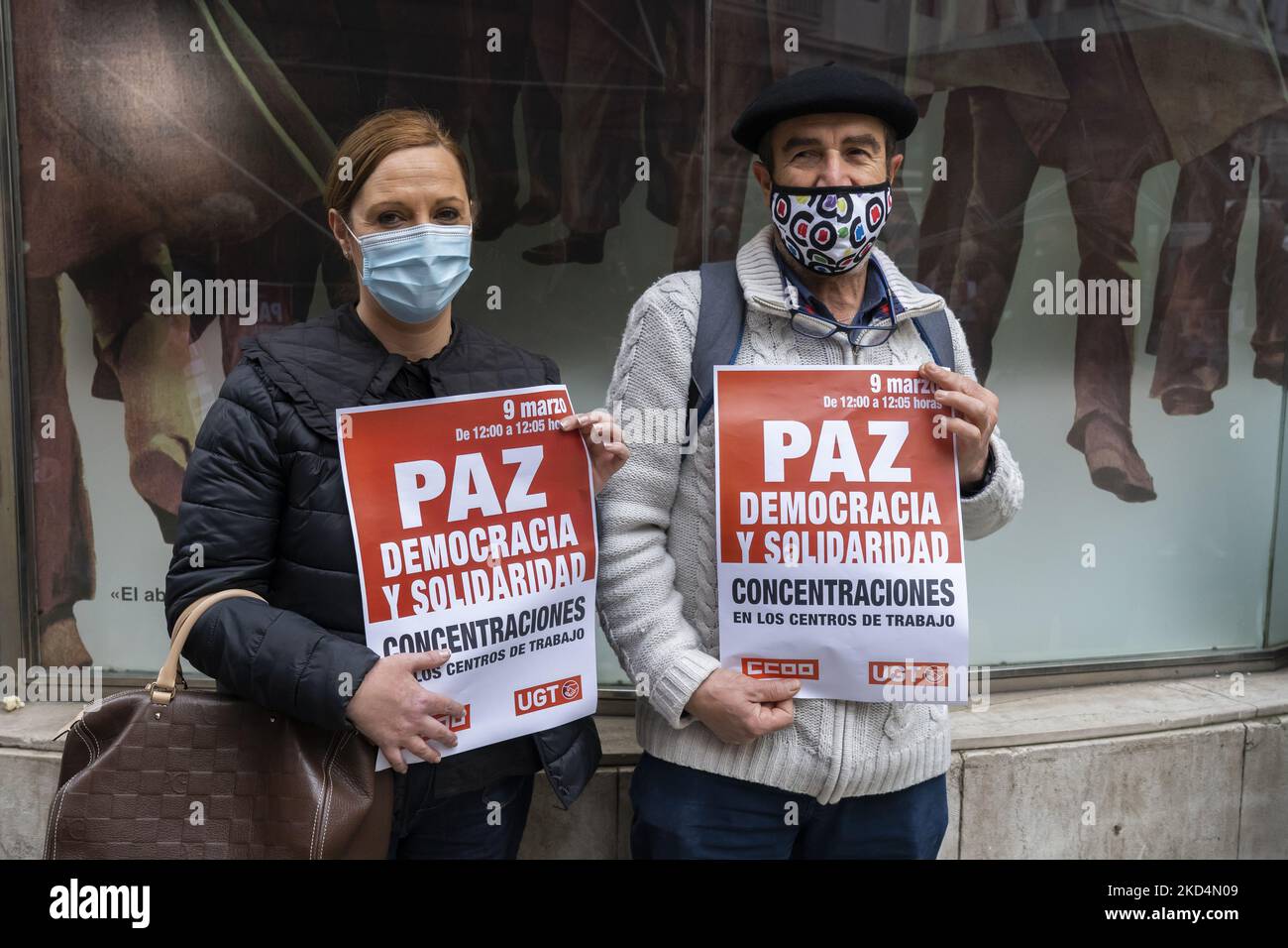 Due lavoratori con bandiere per la pace partecipano alla concentrazione silenziosa a Santander (Spagna) convocata dai sindacati maggioritari CCOO (Commissioni dei lavoratori) e UGT (Unione Generale dei lavoratori) per protestare contro la guerra in Ucraina che chiede pace, democrazia e solidarietà, a Santander (Spagna) il 09 marzo, 2022. (Foto di Joaquin Gomez Sastre/NurPhoto) Foto Stock