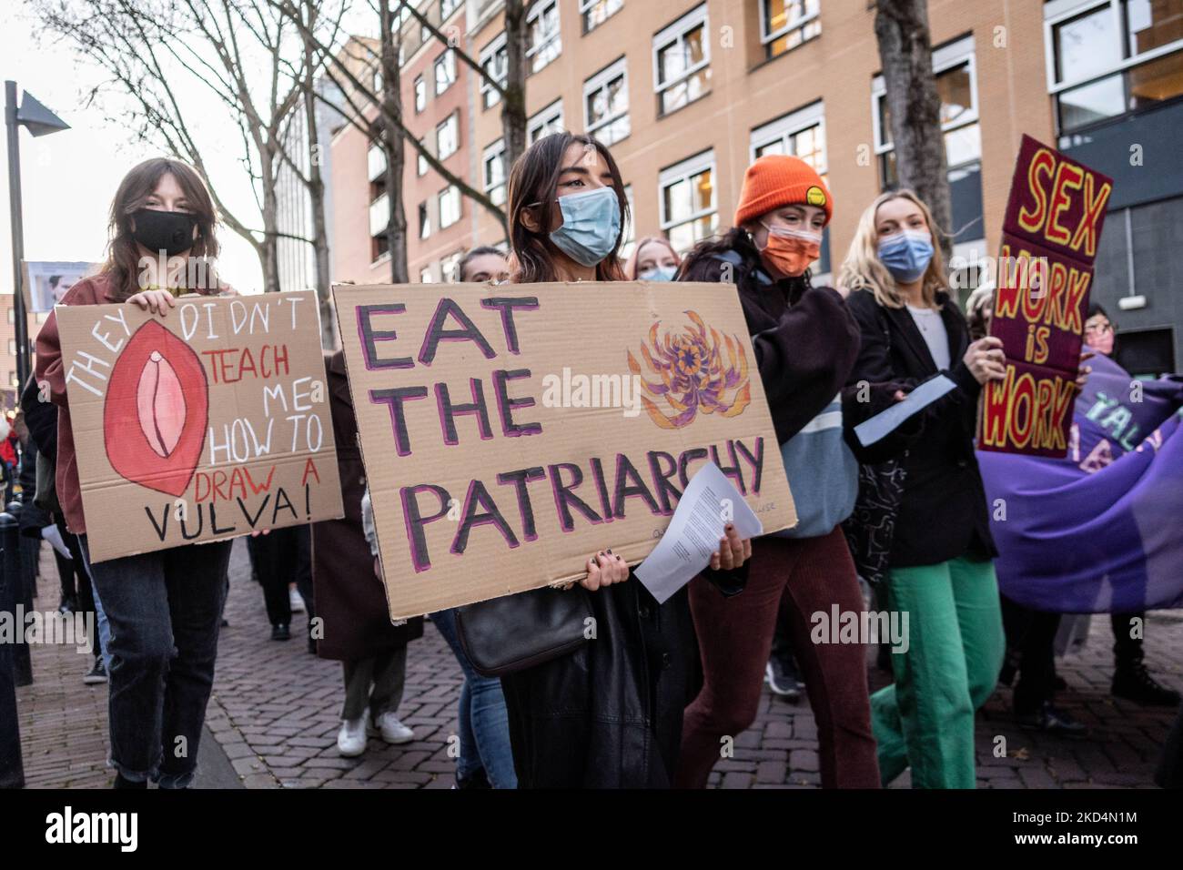 Celebratori e manifestanti che marciano attraverso Utrecht per la giornata internazionale delle donne, a Utrecht, Paesi Bassi, il 08 marzo 2022. (Foto di Oscar Brak/NurPhoto) Foto Stock