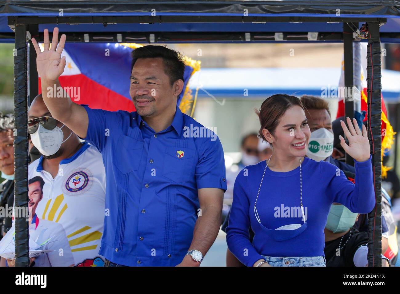 Il Senatore Manny Pacquiao e sua moglie Jinkee salutano i tifosi durante una campagna in motoscafo per la sua candidatura alla presidenza nella provincia di Tarlac, a nord di Manila, nelle Filippine, il 9 marzo 2022. (Foto di George Calvelo/NurPhoto) Foto Stock