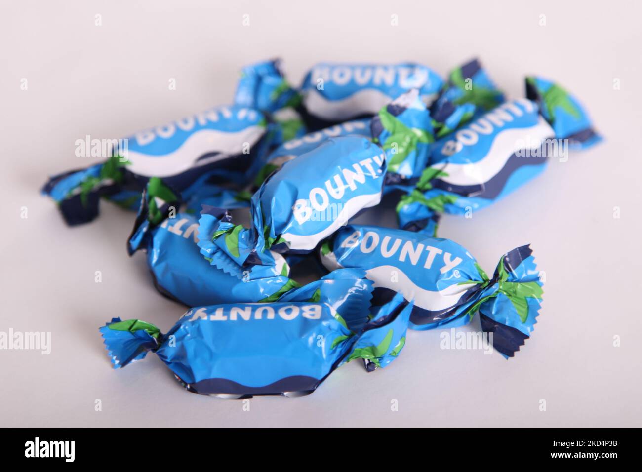 Cioccolatini piccoli dolci al cioccolato da una festa 2022 edizione di Natale - scatola di cioccolatini - cioccolatini di festa Foto Stock