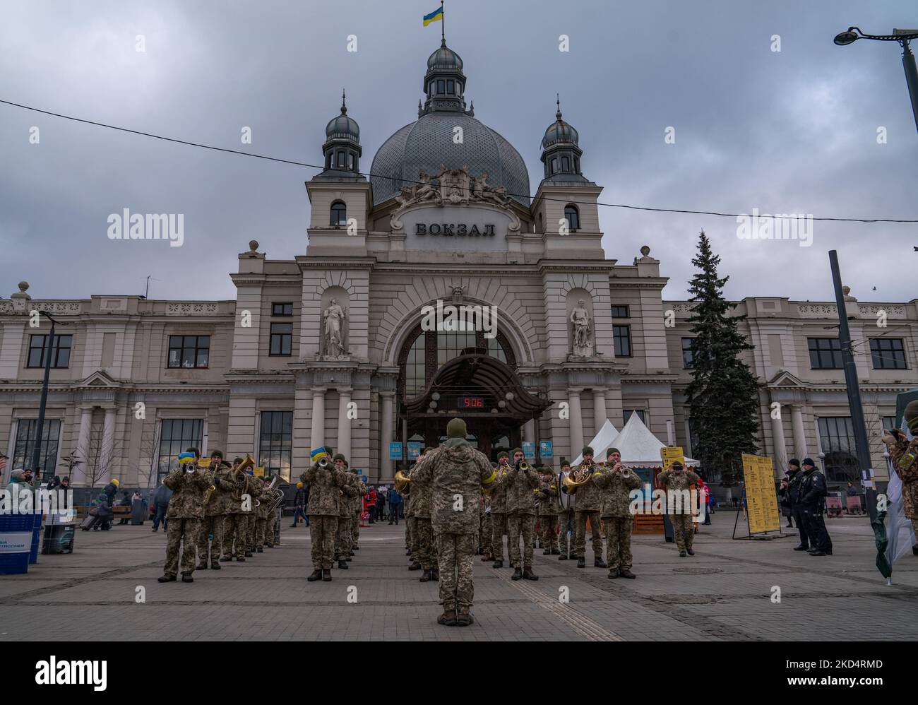 I soldati della banda militare Ucraina suonano l'inno nazionale ucraino di fronte alla stazione ferroviaria di Lviv, in Ucraina, il 10 marzo 2022. Più di 2 milioni di rifugiati sono fuggiti dall'Ucraina dall'inizio del conflitto, e la stazione ferroviaria di Lviv è sempre affollata di persone in attesa di prendere un treno per la Polonia o per altre parti d'Europa. (Foto di Jordan Stern/NurPhoto) Foto Stock