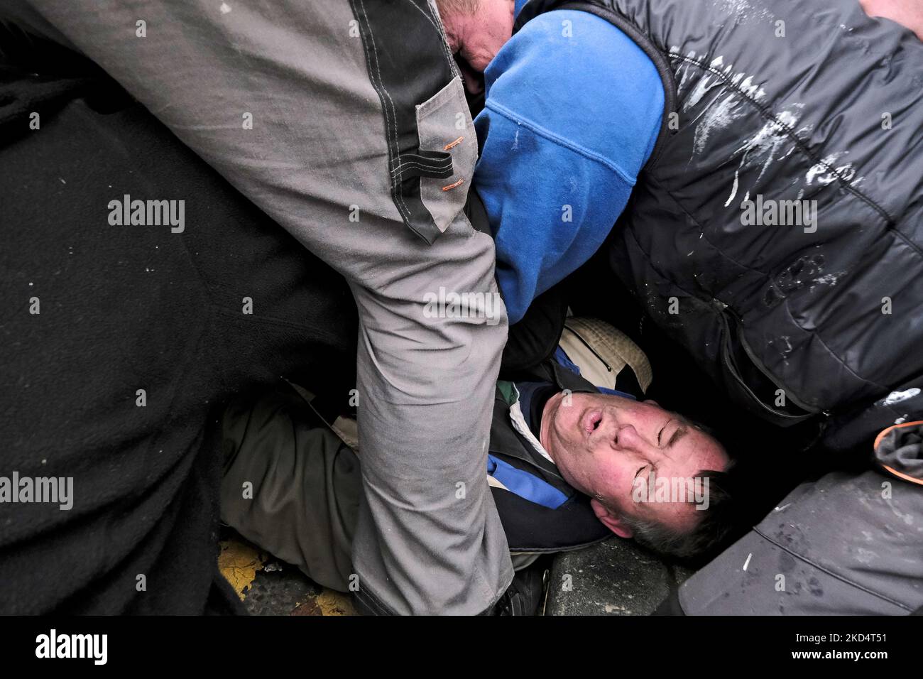 Jedburgh, giovedì 10 marzo 2022. Un uomo sotto il maul dei corpi, appare in un po 'di disagio, durante la Mens Ba in occasione dell'evento annuale 'Fastern Eve Handba' nella High Street di Jedburgh, ai confini scozzesi, il 10 marzo 2022 a Jedburgh, Scozia. L'evento annuale, iniziato nel 1700, si svolge oggi e coinvolge due squadre, gli Uppies (residenti dalla parte superiore di Jedburgh) e i Doonies (residenti dalla parte inferiore di Jedburgh) che ottengono la sfera alla parte superiore o inferiore della città. La palla, che è in pelle, ripiena di paglia e decorata con nastri i Foto Stock