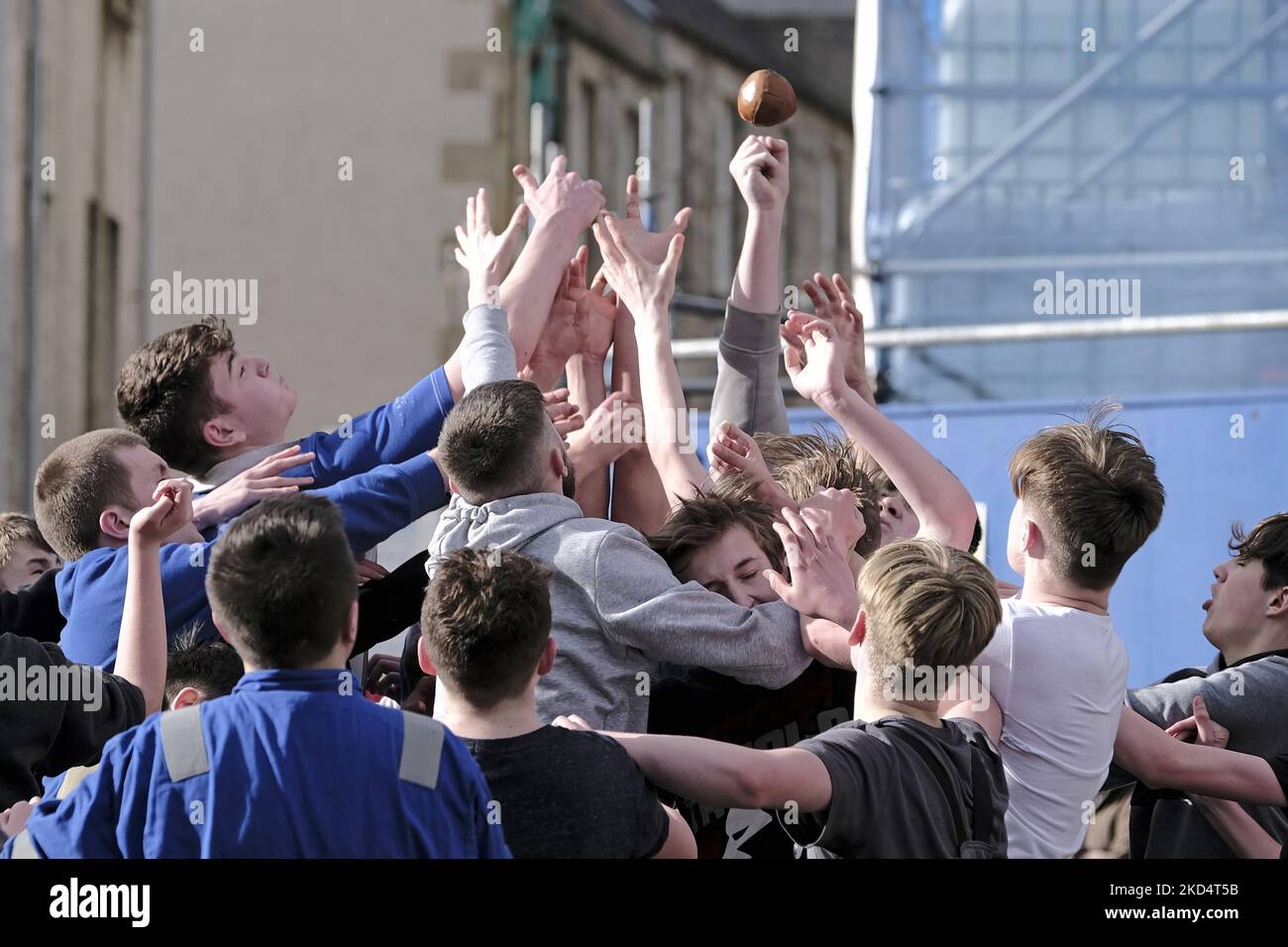 Jedburgh, giovedì 10 marzo 2022. La sfida dei giovani per il â€œhailedâ€ â€œBaâ€ durante l'evento annuale 'Fastern Eve Handba' che si terrà nella High Street di Jedburgh, ai confini scozzesi, il 10 marzo 2022 a Jedburgh, Scozia. L'evento annuale, iniziato nel 1700, si svolge oggi e coinvolge due squadre, gli Uppies (residenti dalla parte superiore di Jedburgh) e i Doonies (residenti dalla parte inferiore di Jedburgh) che ottengono la sfera alla parte superiore o inferiore della città. La palla, che è fatta di pelle, ripiena di paglia e decorata con nastri è gettata nella folla per iniziare il Foto Stock