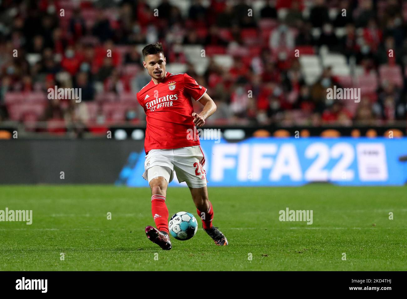 Julian Weigl di SL Benfica in azione durante la partita di calcio della Lega Portoghese tra SL Benfica e FC Vizela allo stadio Luz di Lisbona, Portogallo, il 11 marzo 2022. (Foto di Pedro FiÃºza/NurPhoto) Foto Stock