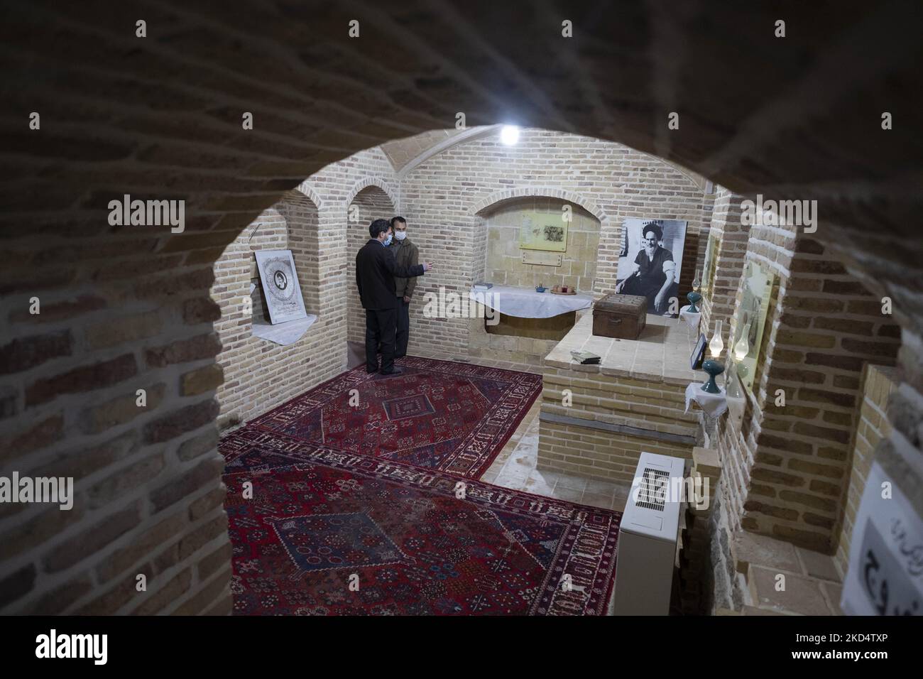Due uomini iraniani si parlano mentre visitano la casa di Ayatollah Ruhollah Khomeini, fondatore e primo leader spirituale della Repubblica islamica dell'Iran, nella città Santa di Qom 145km (90 miglia) a sud di Teheran il 10 marzo 2022. (Foto di Morteza Nikoubazl/NurPhoto) Foto Stock