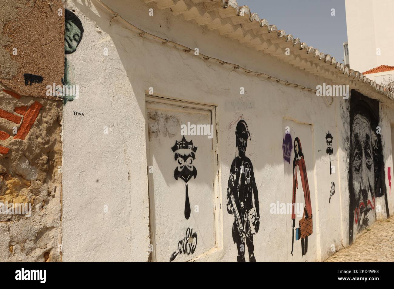 Street Art. Una serie di murales su una fila di edifici nel centro storico di Lagos, Algarve, Portogallo Foto Stock