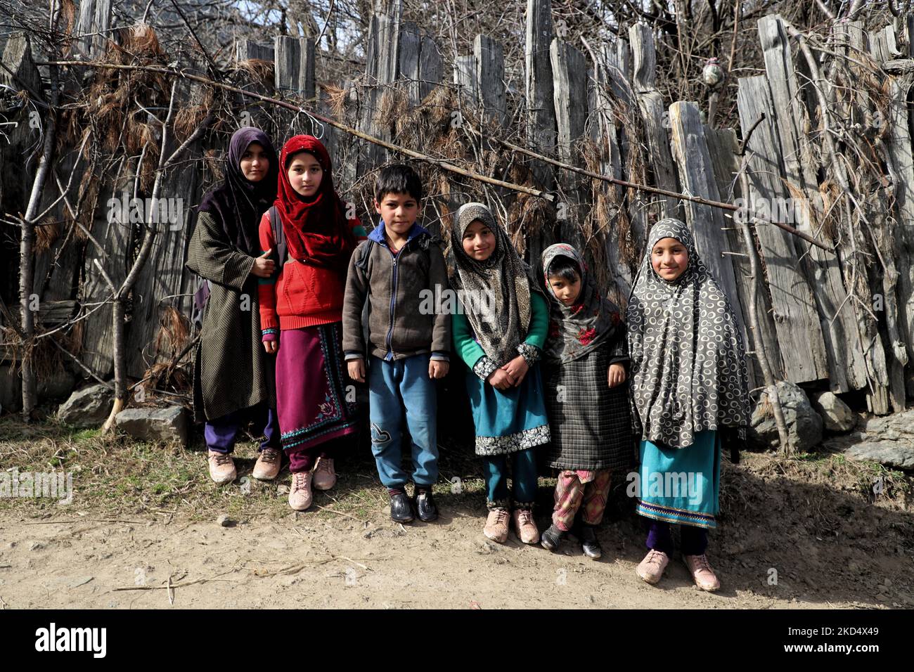 I bambini musulmani di Kashmiri posano per una foto in una zona lontana di Kupwara in Jammu e Kashmir India il 12 marzo 2022 (Foto di Nasir Kachroo/NurPhoto) Foto Stock