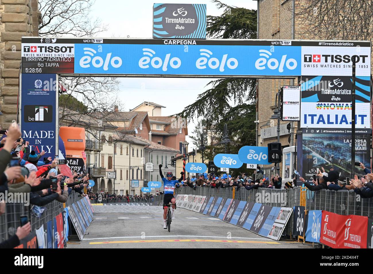 Pogacar Tadej #1 (SLO) - UAE Team Emirates - vincitore del traguardo in occasione del Cycling Tirreno Adriatico Stage 6 - Apecchi-Carpegna il 12 marzo 2022 alla Carpegna di Carpegna (Foto di Roberto Bartomeoli/LiveMedia/NurPhoto) Foto Stock