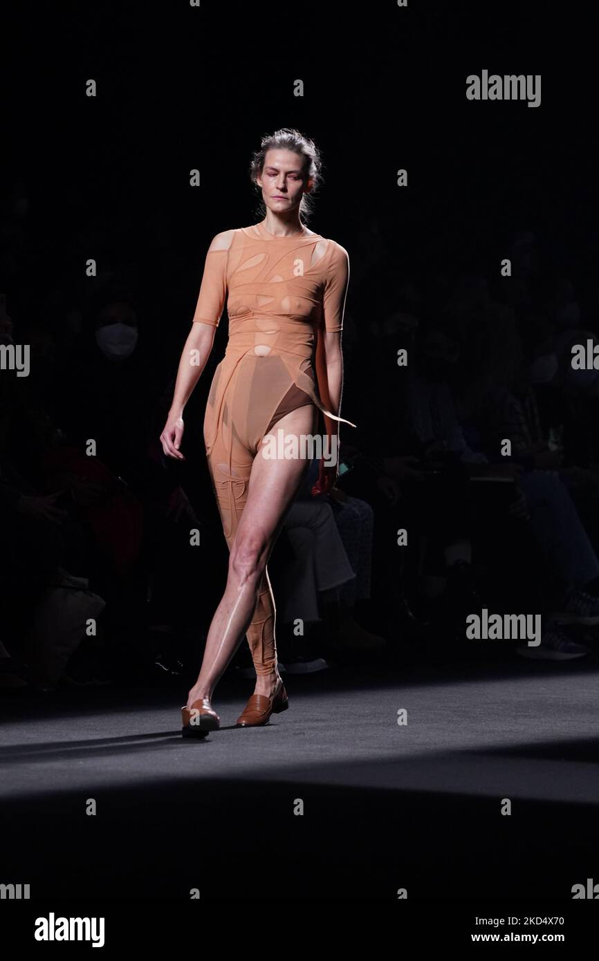 La modella cammina sulla pista alla sfilata di moda Otrura durante la settimana della moda Mercedes Benz Madrid edizione marzo 2022 all'IFEMA di Madrid 12 marzo 2022 Spagna (Foto di Oscar Gonzalez/NurPhoto) Foto Stock