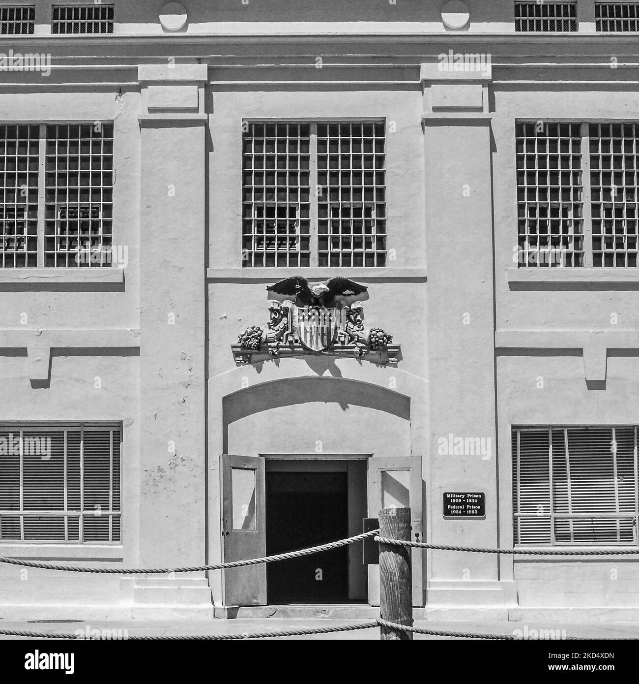 Ingresso alla prigione di Alcatraz all'edificio Admin e ai blocchi delle celle, San Francisco, Stati Uniti - Giugno, 1982, punto di riferimento storico di San Francisco. Foto in bianco e nero. Foto Stock