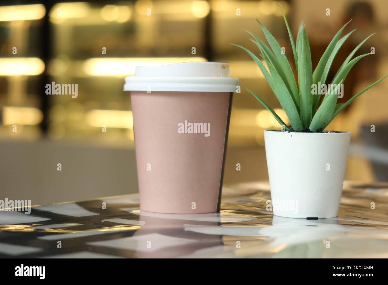 take via la tazza di caffè di carta o sul tavolo del caffè Foto Stock