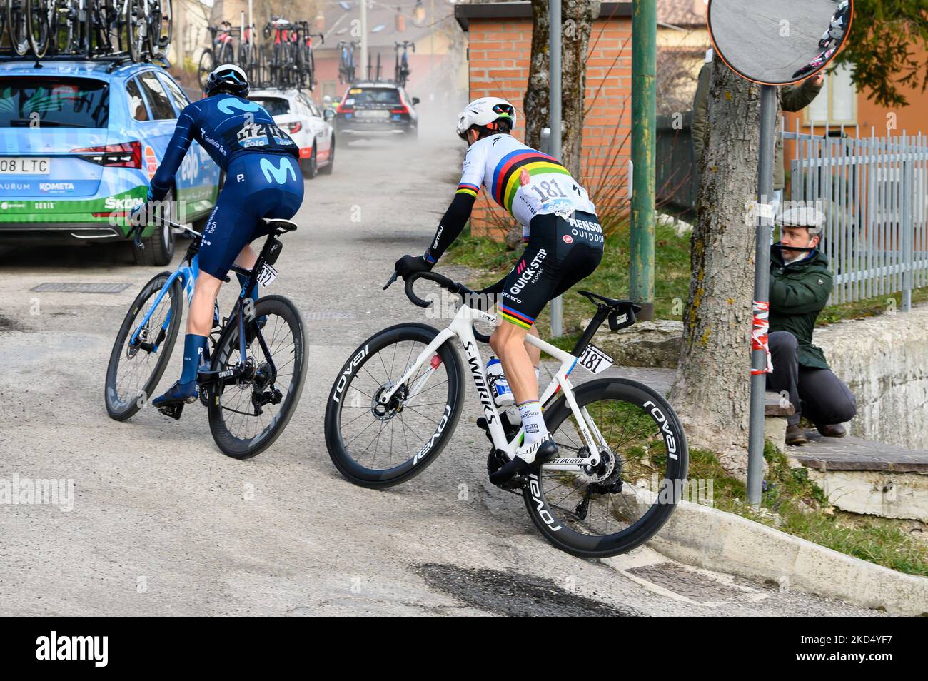 Aranburu Deba Alex #172 (ESP) - Movistar Team e Alaphilippe Julian #181 (fra) - Quick-step Alpha Vinyl Team durante il Ciclismo Tirreno Adriatico Stage 6 - Apecchi-Carpegna il 12 marzo 2022 alla Carpegna di Carpegna (Foto di Roberto Bartomeoli/LiveMedia/NurPhoto) Foto Stock