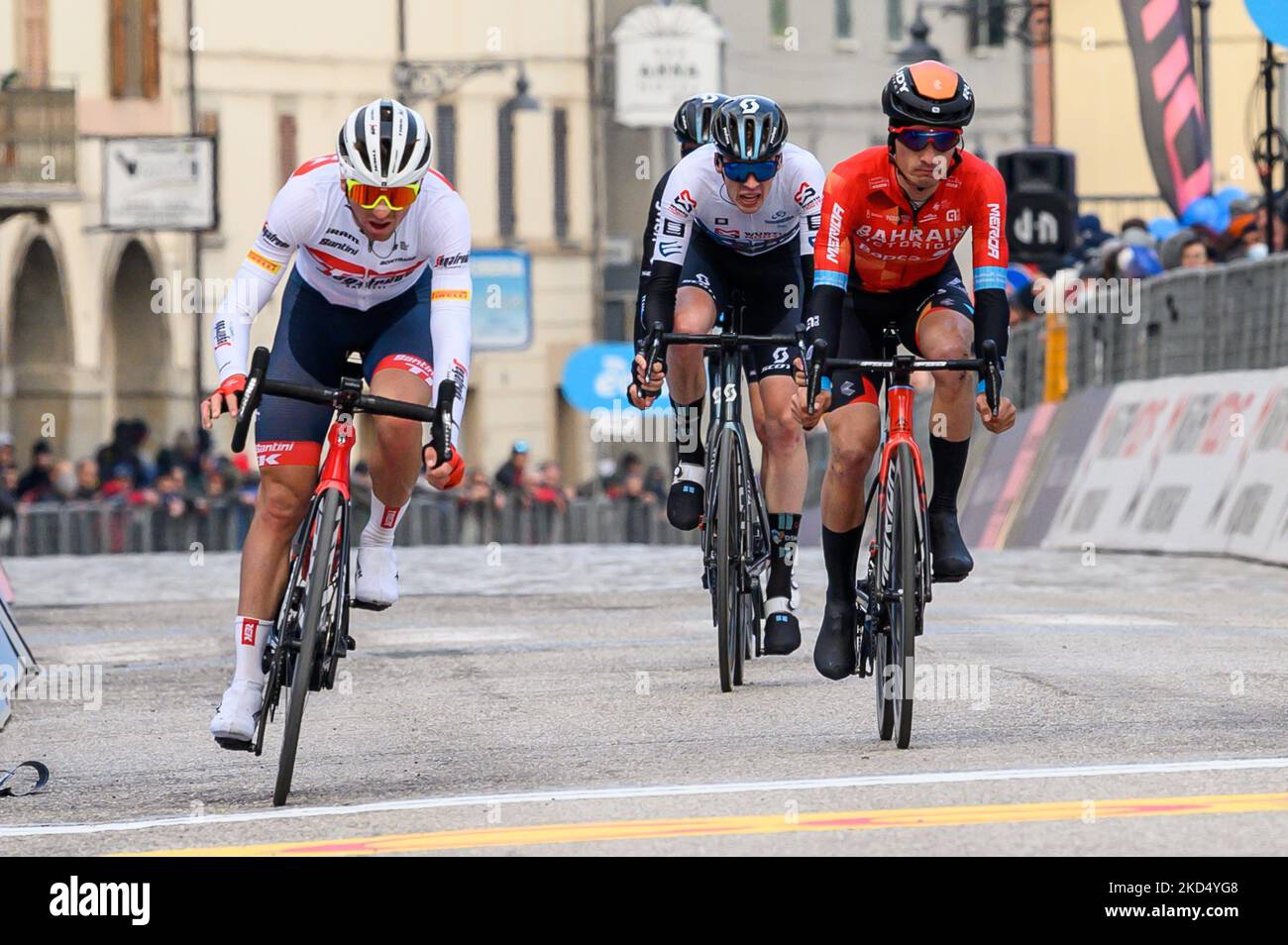 Ciccone Giulio #231 (ITA) - Trek - Segafredo e Bilbao Lopez De Armentia Pello #43 (ESP) - Bahrain vittorioso e Arensman Thymen #212 (NED) - Team DSM, traguardo in occasione del Ciclismo Tirreno Adriatico Stage 6 - Apecchi-Carpegna il 12 marzo 2022 alla Carpegna di Carpegna, Italia (Foto di Roberto Bartomeoli/LiveMedia/NurPhoto) Foto Stock