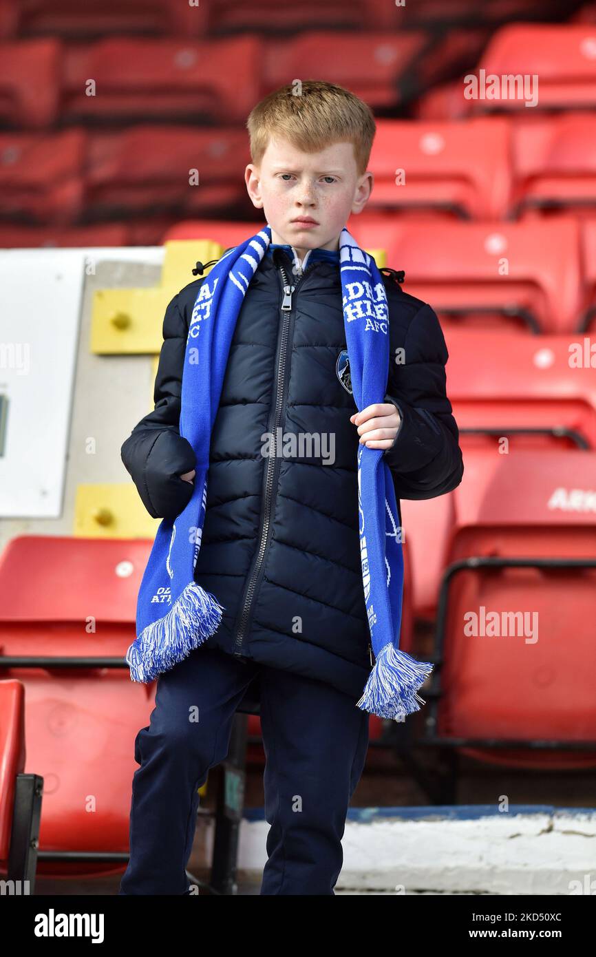 I fan di Oldham durante la partita della Sky Bet League 2 tra Swindon Town e Oldham Athletic al County Ground, Swindon sabato 12th marzo 2022. (Foto di Eddie Garvey/MI News/NurPhoto) Foto Stock