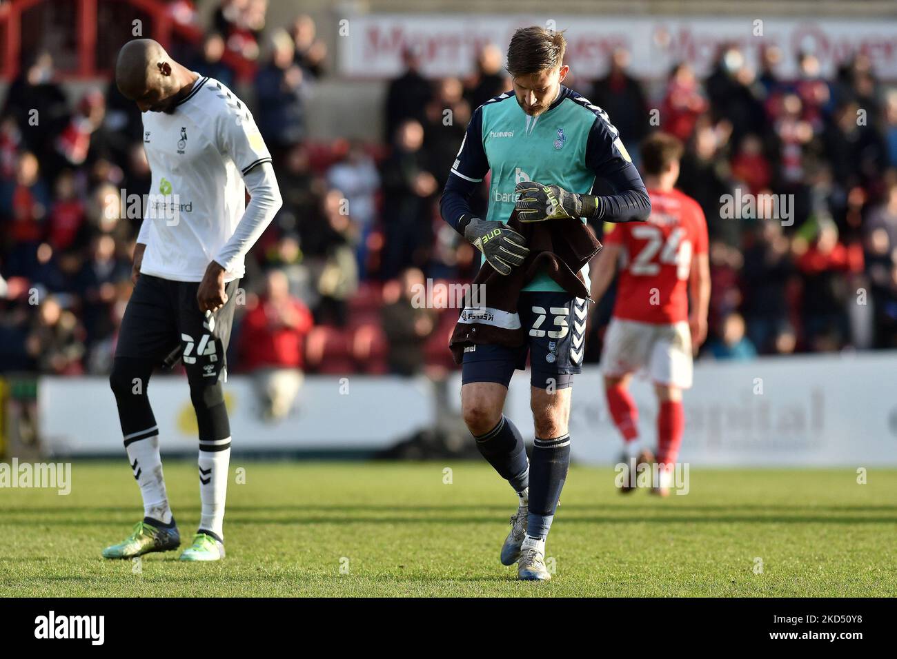 Danny Rogers (portiere) di Oldham Athletic è devastato dopo la partita della Sky Bet League 2 tra Swindon Town e Oldham Athletic al County Ground, Swindon sabato 12th marzo 2022. (Foto di Eddie Garvey/MI News/NurPhoto) Foto Stock