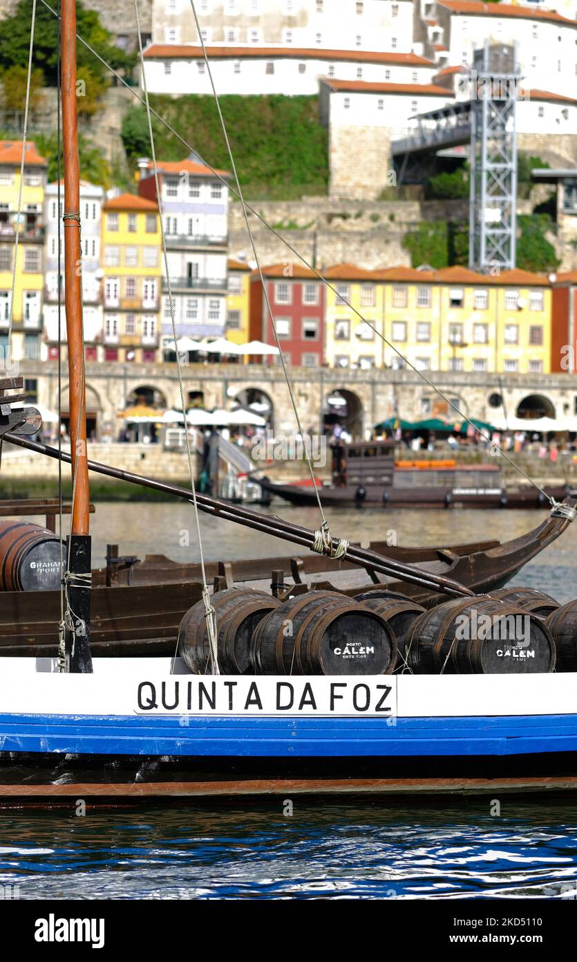 Porto Portogallo le tradizionali barche rabelo trasportavano vino e porto lungo il fiume Douro Foto Stock