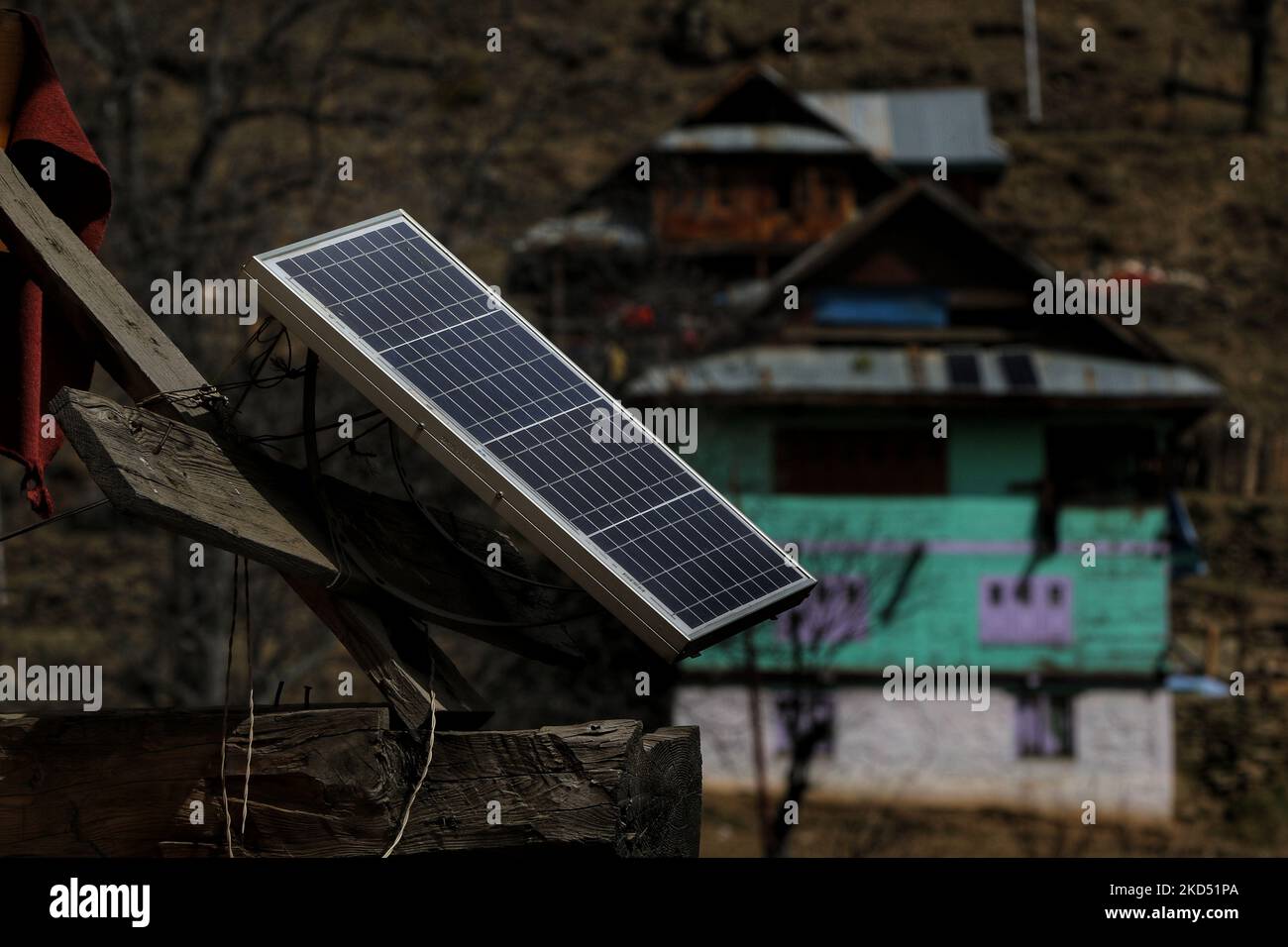 Il 13 marzo 2022 viene installato un pannello a luce solare all'esterno di una casa nella zona lontana di Kupwara, Jammu e Kashmir, India. (Foto di Nasir Kachroo/NurPhoto) Foto Stock